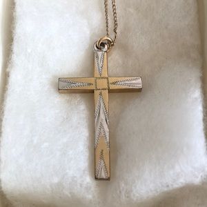 Stunning Detailed Gold Cross